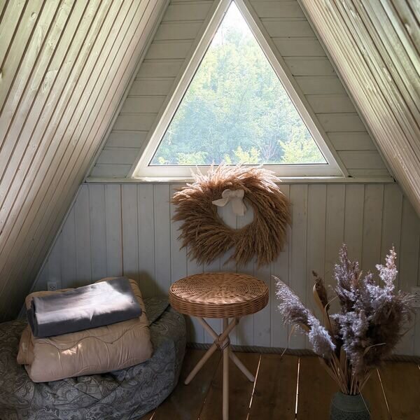 Спальня A-Frame с венком из сухоцветов