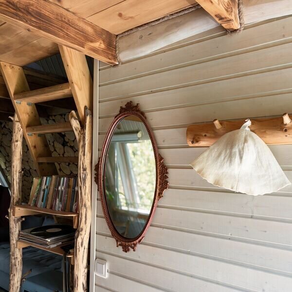 Зеркало и полки в A-Frame шале