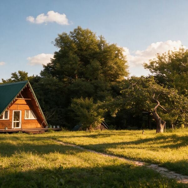 A-Frame шале на лугу в закатном свете