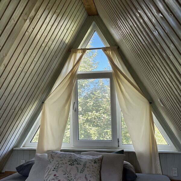 Спальня под треугольным окном в A-Frame