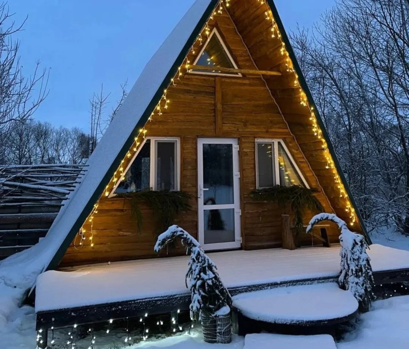 A-Frame шале зимой в тёплых гирляндах