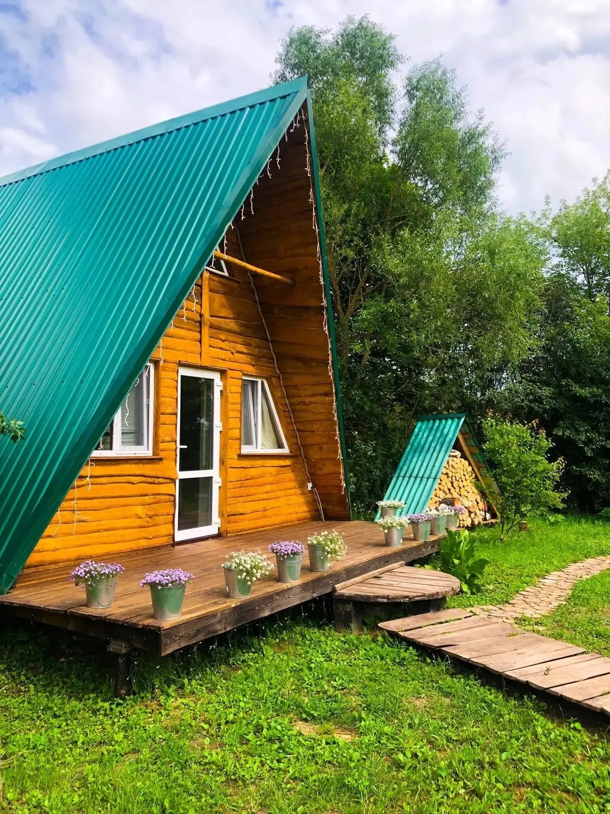 A-Frame шале летом среди зелени